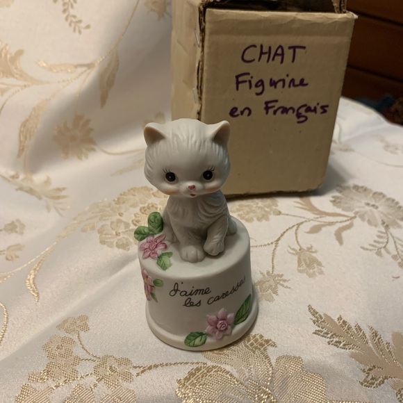 Cute Kitty Figurine on Pedestal w flowers - Picture 9 of 10